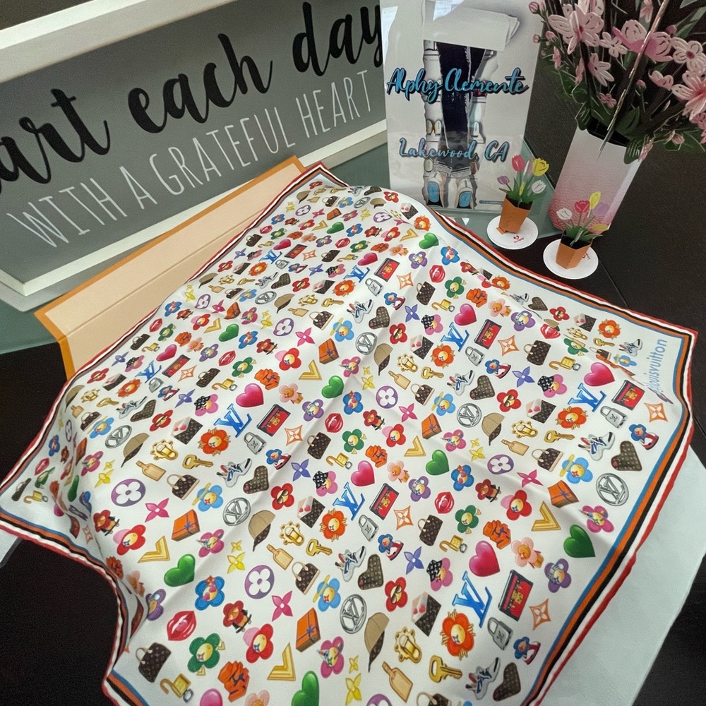 Louis Vuitton LVMoji Square 45 scarf / bandeau